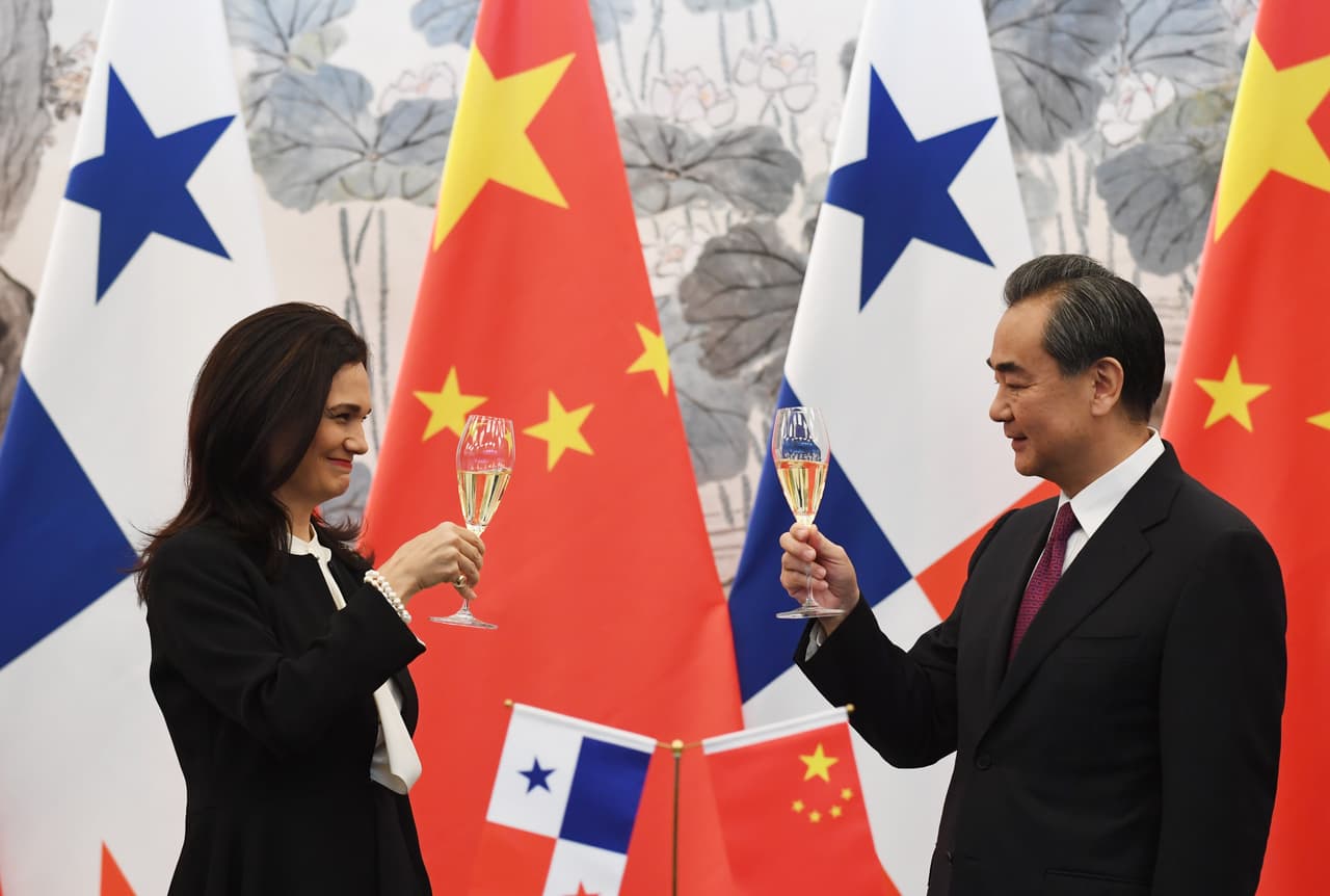 Panamá entabla relaciones diplomáticas con China y da la espalda a Taiwán