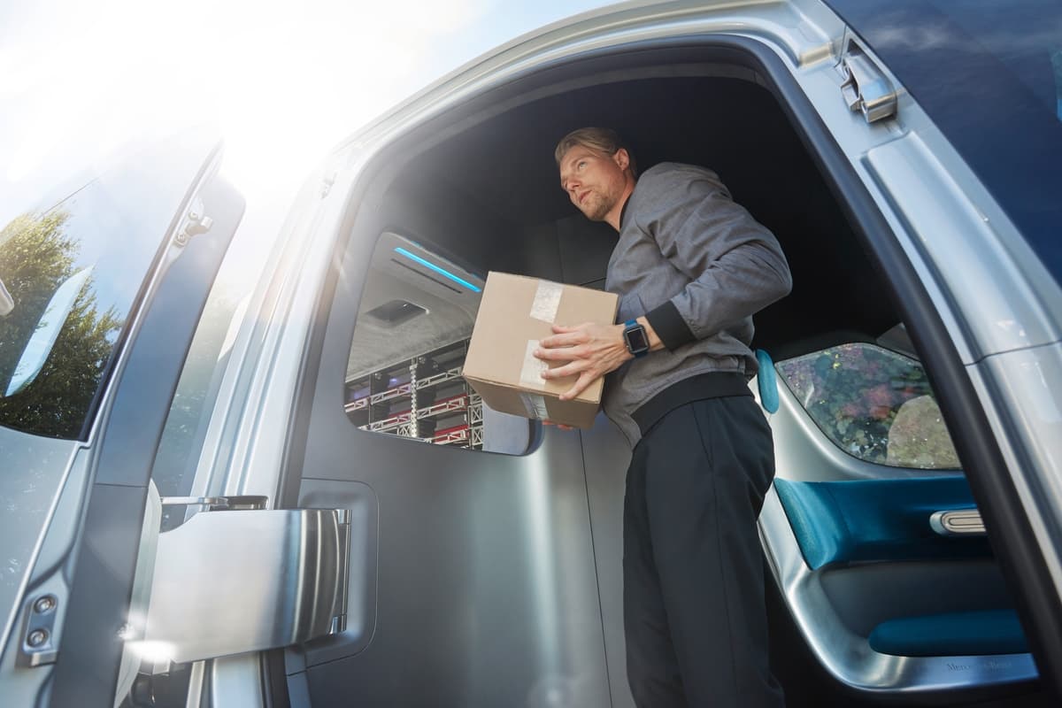 Las labores de entrega final de mercancía siguen estando a cargo del tripulante, pero con la peculiaridad de . . .