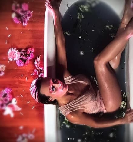 La cantante mexicana es dueña de una figura envidiable que no duda en mostrar. Ya sea con fragmentos de sus canciones o con bellos paisajes de fondo, la intérprete de 'Media Naranja' deja en claro que vive con intensidad.