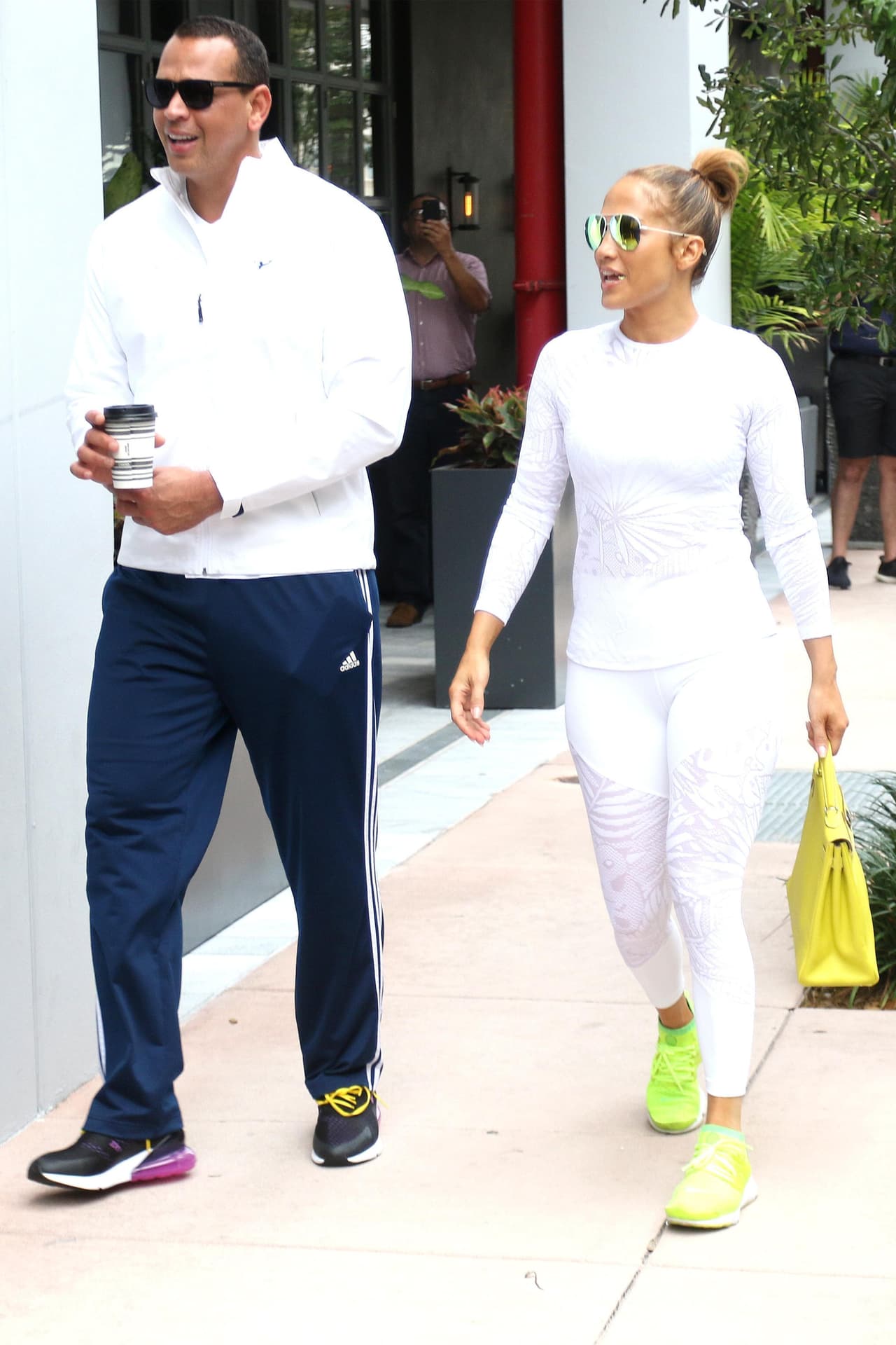 Este nuevo Porsche no es el único 'juguete' de cuatro ruedas de JLo tiene, en el pasado ya nos ha dejado ver su gustos por los autos elegantes, deportivos o todoterreno.