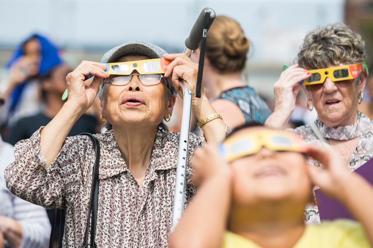 Aunque solo se pudo ver parcialmente, en Boston muchos tomaron sus gafas especiales para apreciar el eclipse.