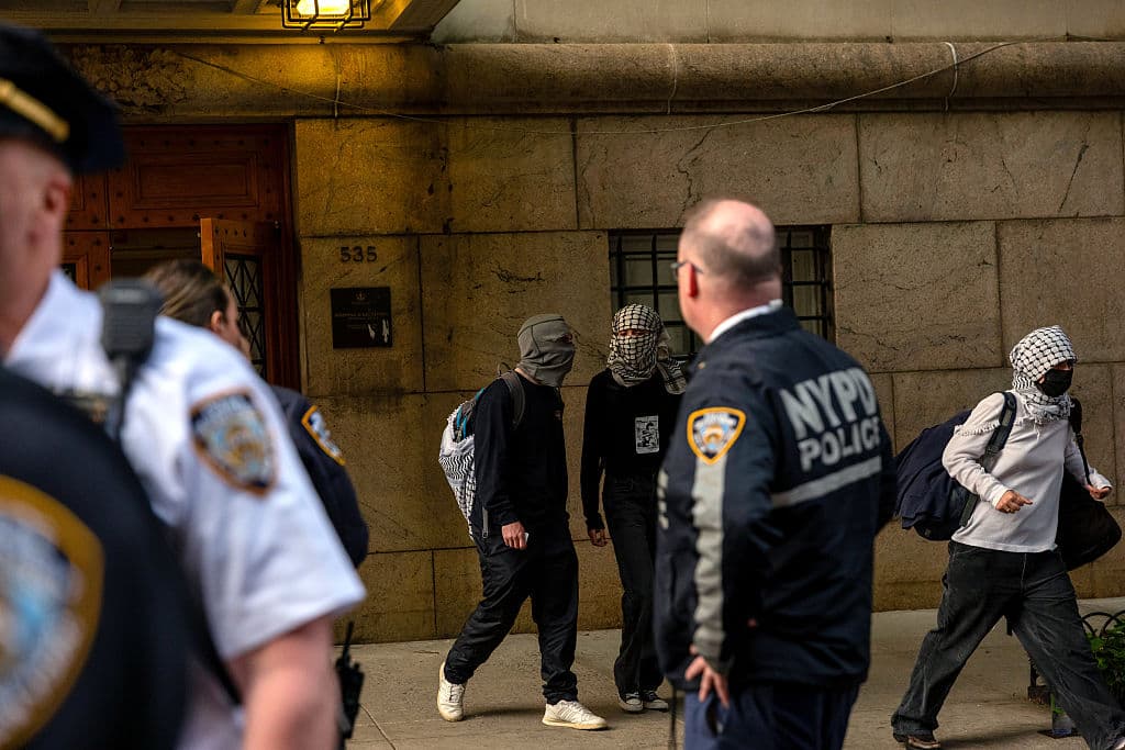 Este incidente se produce en un contexto de creciente tensión en el campus, después de que Columbia implementara en marzo nuevas políticas sobre protestas.
