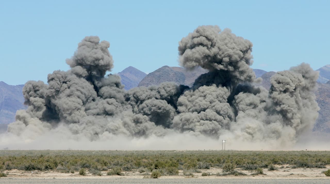 Más allá de las teorías alienígenas, son pocos los reportes "serios" que han salido del lugar. ¿Será por la intervención gubernamental, que impide cualquier acceso o filtros de información? Por ejemplo, el famoso sitio Wired sacó un reportaje que retoma las 
<b><a href="https://www.wired.com/2007/11/area-52-the-oth/">declaraciones de un ex empleado</a></b> que asegura haber trabajado en el Área 52.