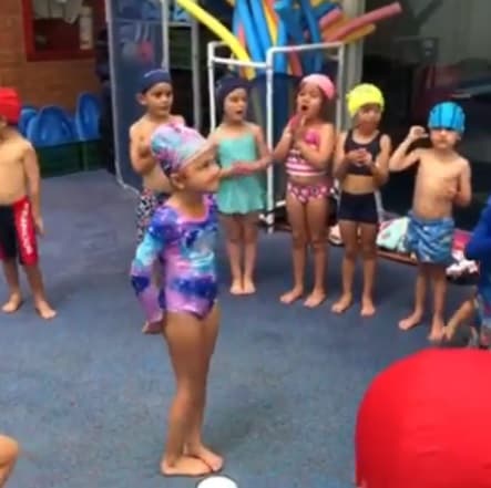 Mientras la fiesta llega, Rafaela fue celebrada en su clase de natación, donde sus compañeros le cantaron el Happy Birthday.