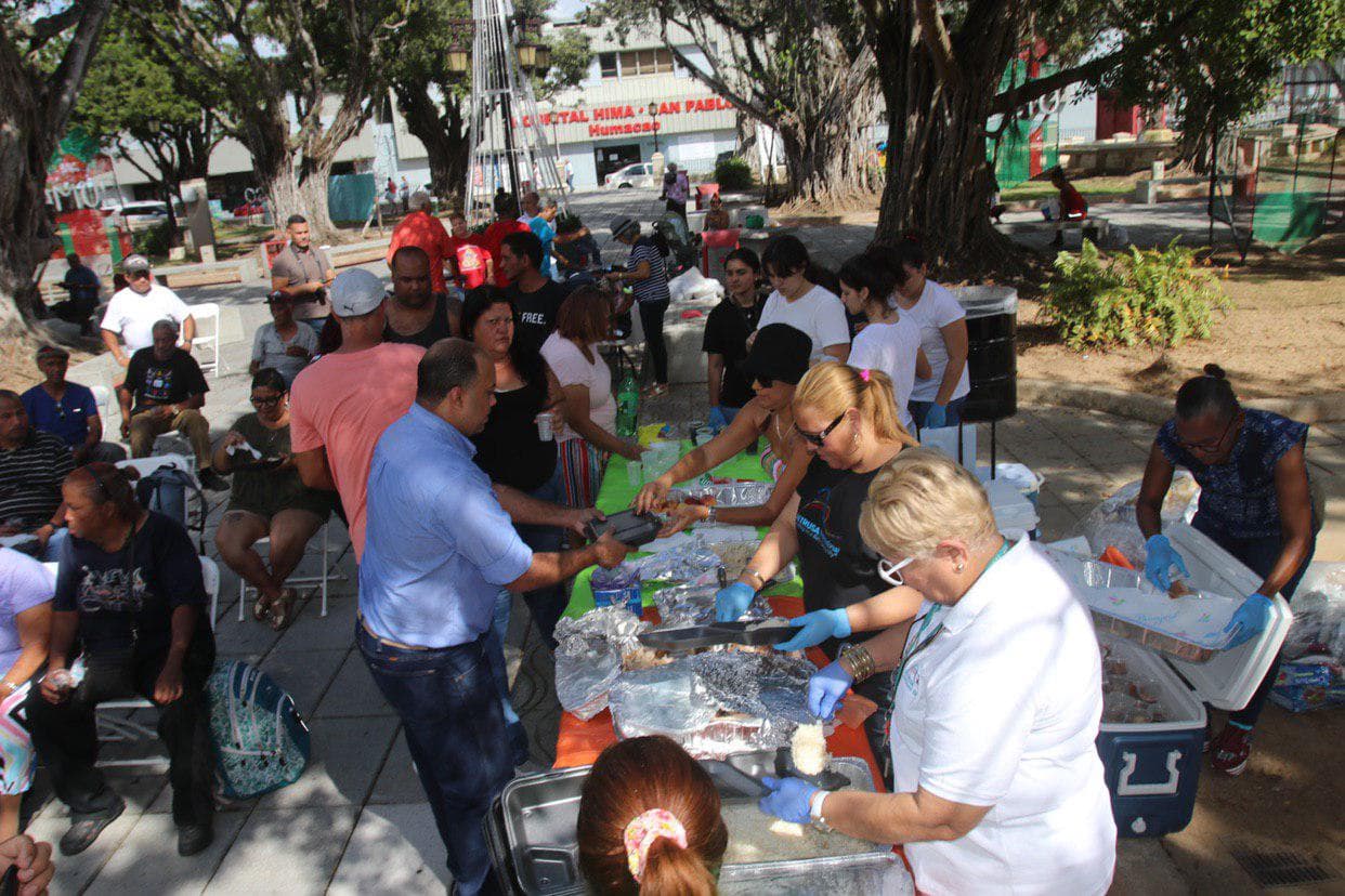 Ofrecen alimentos a deambulantes en la plaza pública de Humacao