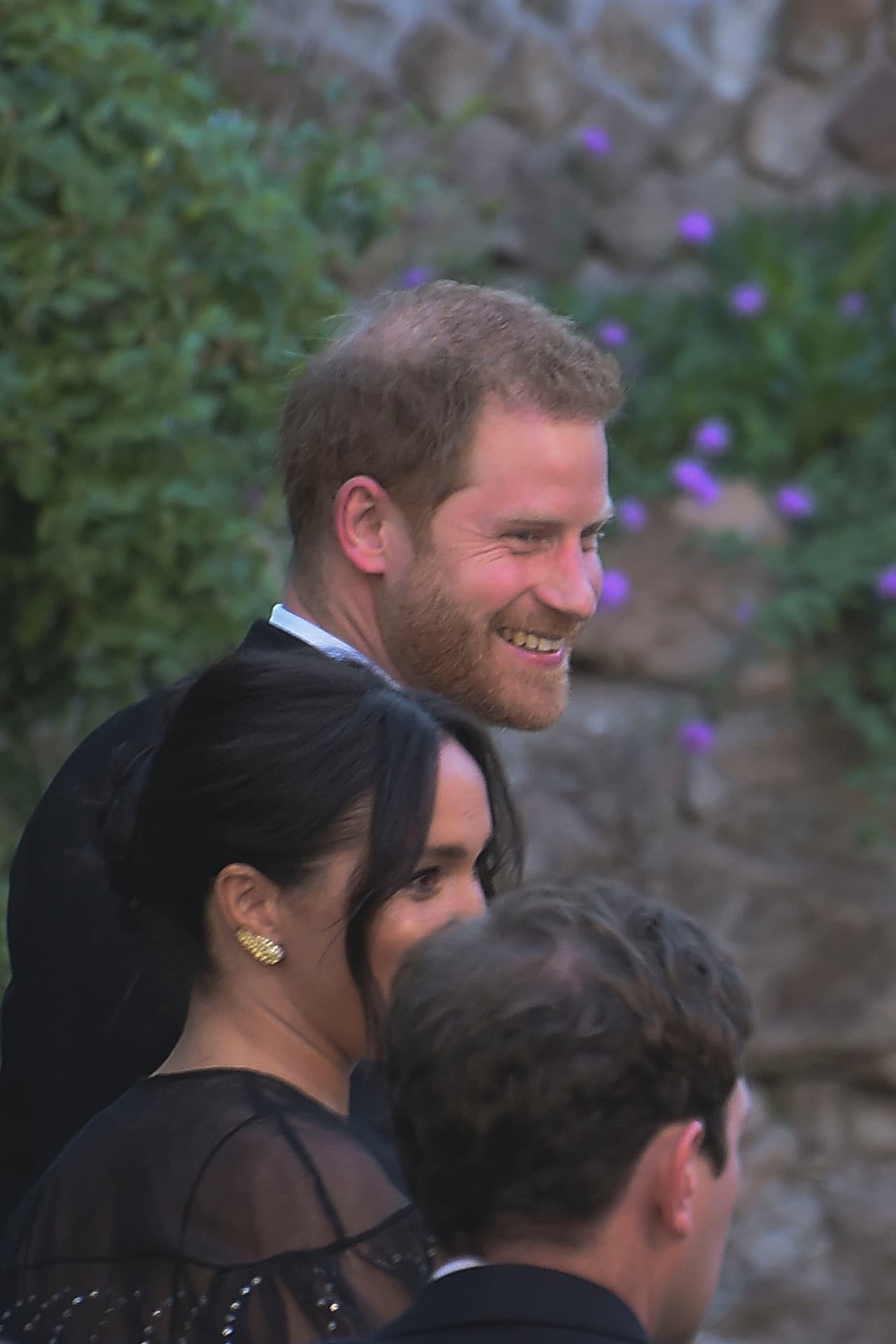Mientras que el duque optó por lucir muy elegante con un clásico esmoquin negro.