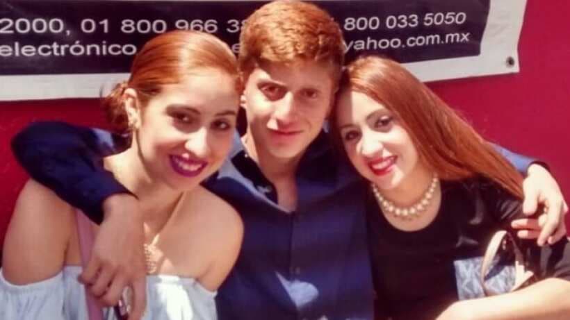 Octavio Ocaña junto a sus hermanas.