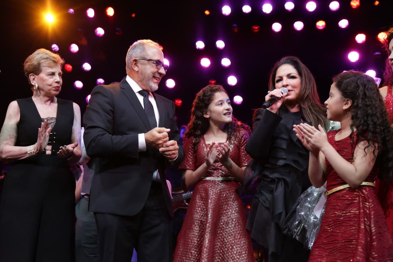 En medio de sus palabras de agradecimiento, Gloria envió un mensaje contundente: “Nosotros hemos vivido el sueño americano y ese sueño no está muerto. Nadie lo puede matar. Nadie”.