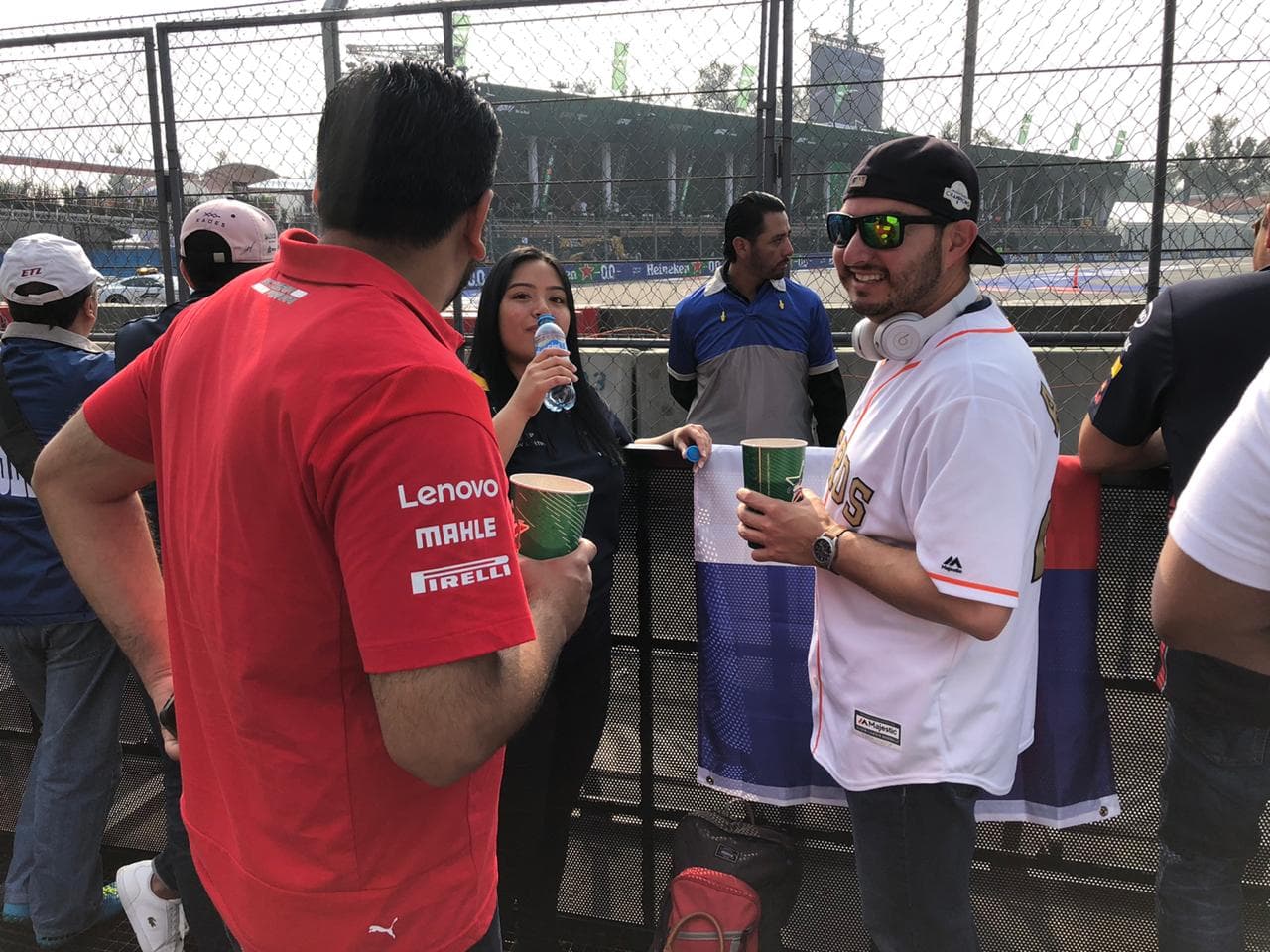 Aficionados conviven en familia previo al inicio de la Fórmula 1 en el Autódromo Hermanos Rodríguez.