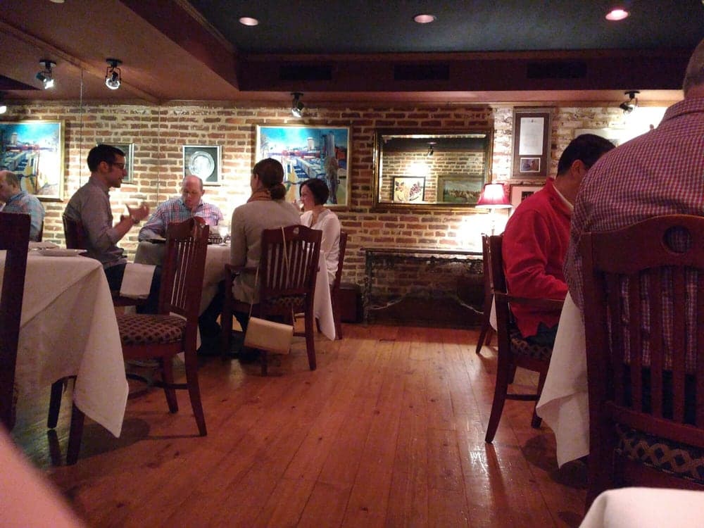 <b>Second Empire Restaurant And Tavern </b>
<br>Dirección: 330 Hillsborough St Raleigh, NC. 27603
<br>Teléfono: (919) 829-3663
<br>Sitio web: 
<a href="http://www.second-empire.com/">http://www.second-empire.com/</a> 
<br>
<b><a href="https://www.yelp.com/map/second-empire-restaurant-and-tavern-raleigh">Cómo llegar</a></b>
<br>
<br>Un usuario de Yelp dijo: “En el extremo superior de los restaurantes, me encanta este lugar. El ambiente es elegante, la comida es deliciosa, el personal es profesional y amable y tiene una ubicación céntrica”.