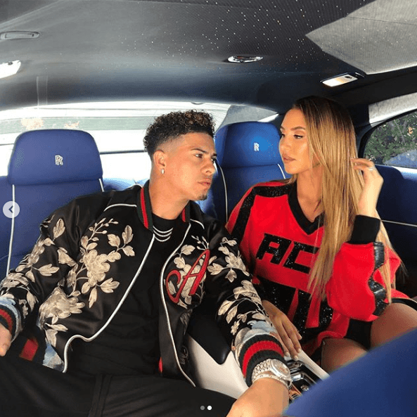 Han logrado crear un imperio alrededor de estos videos.No es raro verlos a bordo de lujosos autos, desde Mercedes-Benz hasta Rolls Royce.