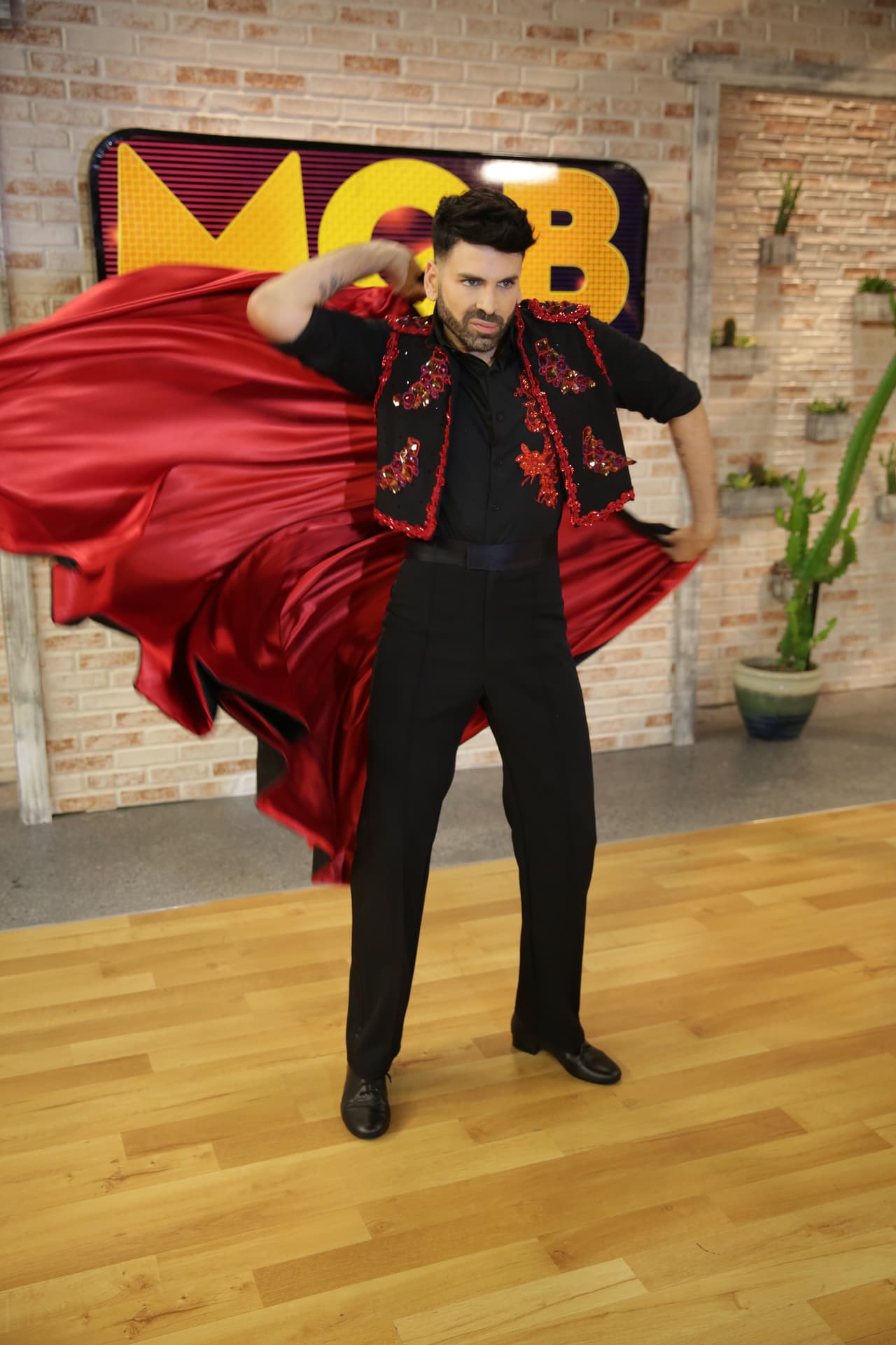 El reto de Jomari era saber ondear esa capa con elegancia y en el backstage lo vimos ensayar hasta el cansancio.