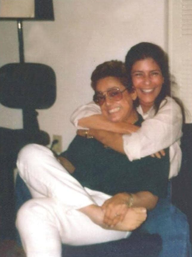 El 17 de marzo, la cantante 
<b>Lolita de la Colina</b> informó que Raquel Olmedo estaba hospitalizada e intubada a causa del coronavirus.
<br>