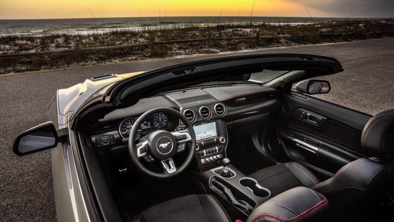 En la cabina del Ford Mustang California Special las cosas se ponen un poco más interesantes, comenzando con un sistema de audio Bang & Olufsen con un amplificador de 10 canales y 
<b>1,000 vatios </b>con 12 cornetas. Pero uno no pasea en Mustang para oir solo música, los asientos negros de cuero y terciopelo le dan un toque de lujo a la experiencia, siempre interesante y emocionante, de manejar un Mustang GT.