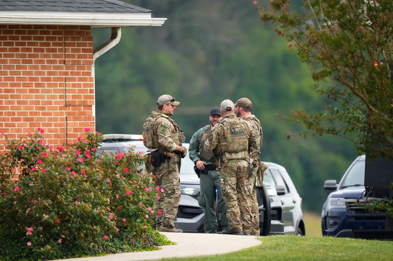 La detención el miércoles se logró sin que ningún agente ni ciudadano resultara herido. Cavalcante también supuestamente les dijo a las autoridades que en estos estuvieron tan cerca de él que casi le pisan los talones. Dijo que los agentes estaban a pocos pies de distancia mientras él seguía escondido en silencio.