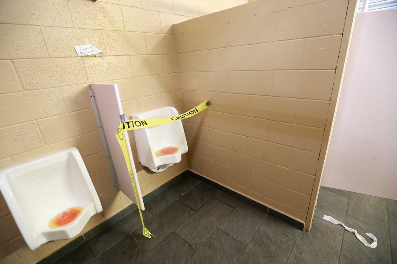 Un baño público sin mantenimiento en el Parque Nacional de los Everglades en Florida, el 2 de enero de 2019. Se espera que Nancy Pelosi, la líder de la nueva mayoría demócrata de la Cámara Baja, presente un plan para destrabar el cierre parcial del gobierno ofreciendo $1,600 millones para seguridad en la frontera.