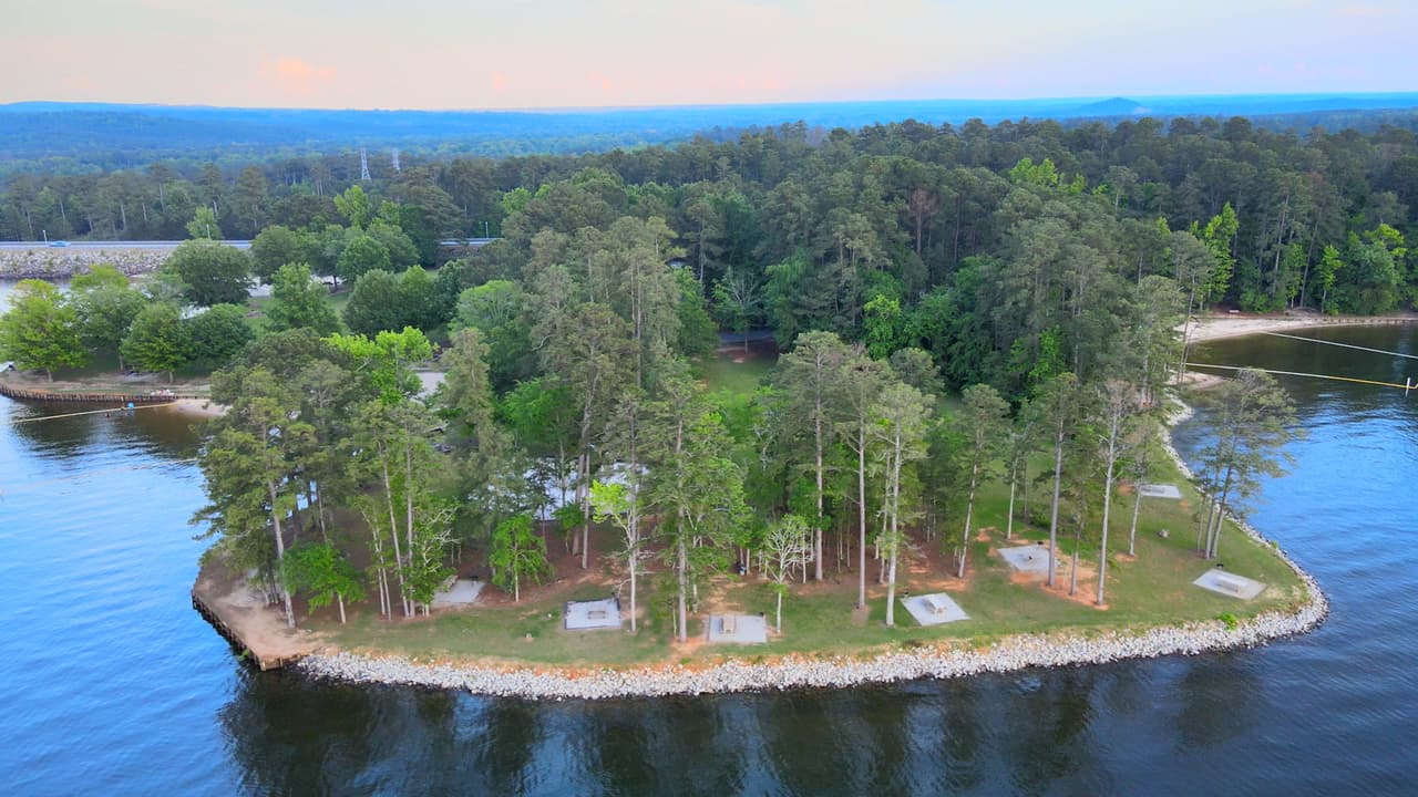 El lago también cuenta con muchos parques y puntos para disfrutar de la región.