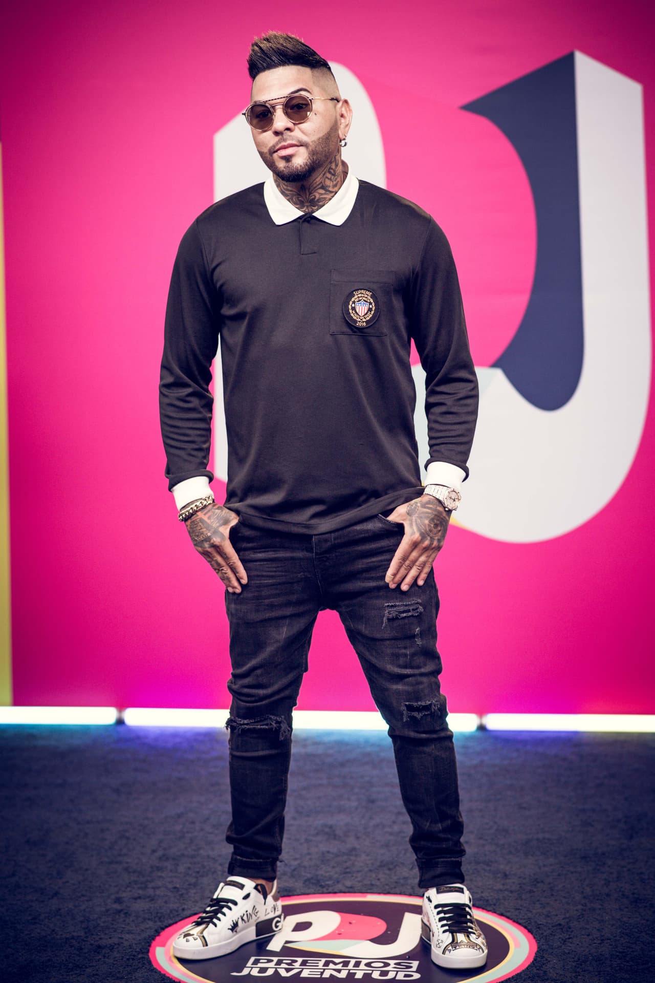 El Chacal también utilizó sneakers pero no dejó de lado el glamur, pues el cubano utilizó unos Dolce & Gabbana blancos con detalles negros y dorados que además tenían las leyendas 'King' y 'Love'.