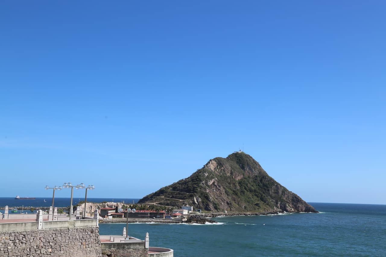 Uno de los principales atractivos que se pueden encontrar es el Faro en el Cerro del Crestón.
