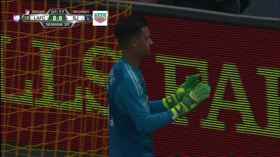 Tiro desviado de Latif Blessing