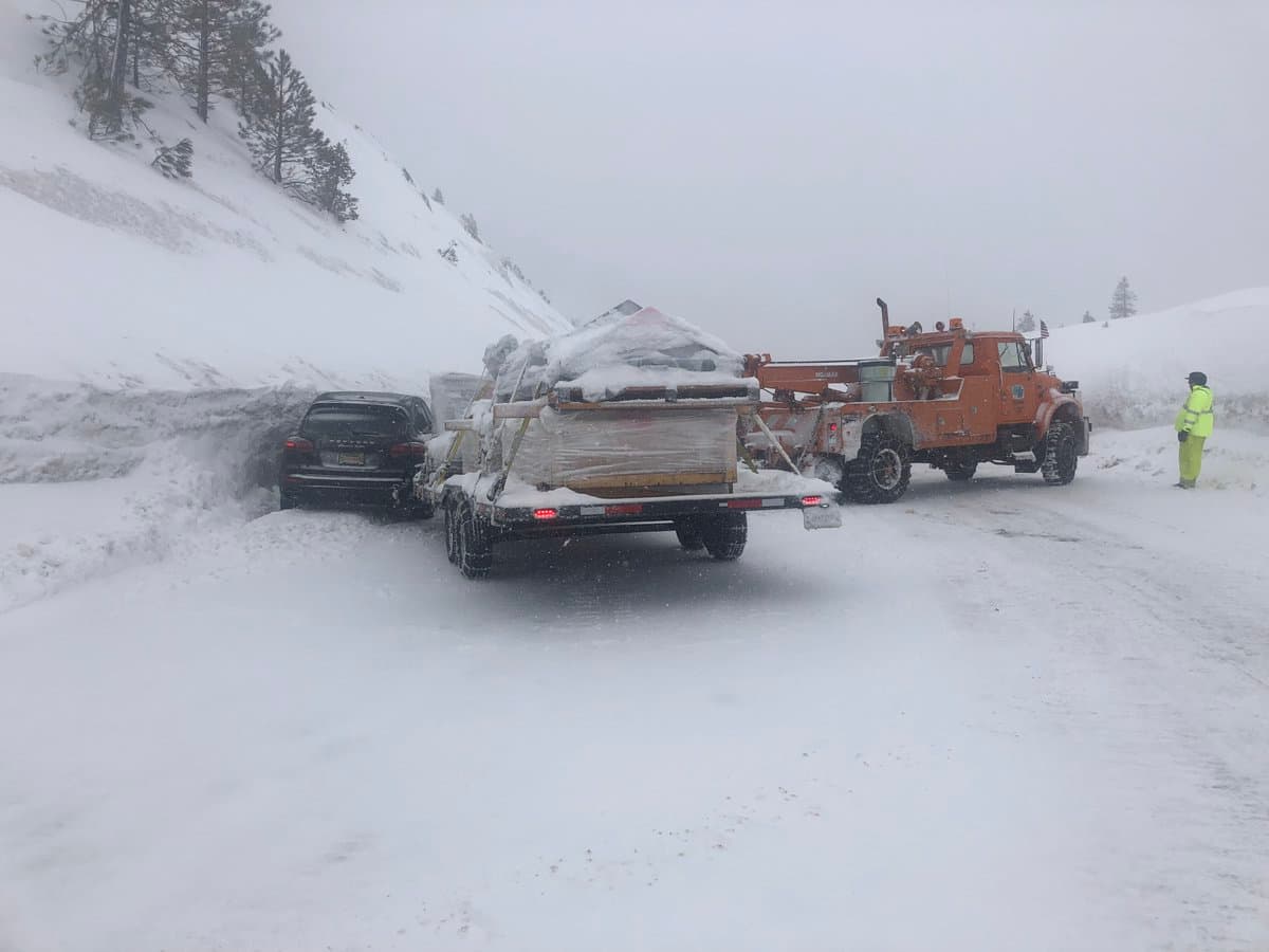 De acuerdo con el Distrito #3 de Caltrans, las fuertes nevadas y vientos dificultarán los viajes durante este fin de semana. Recuerdan que el límite de velocidad I-80 es de 30 mph y el límite de velocidad de US 50 es de 25 mph.