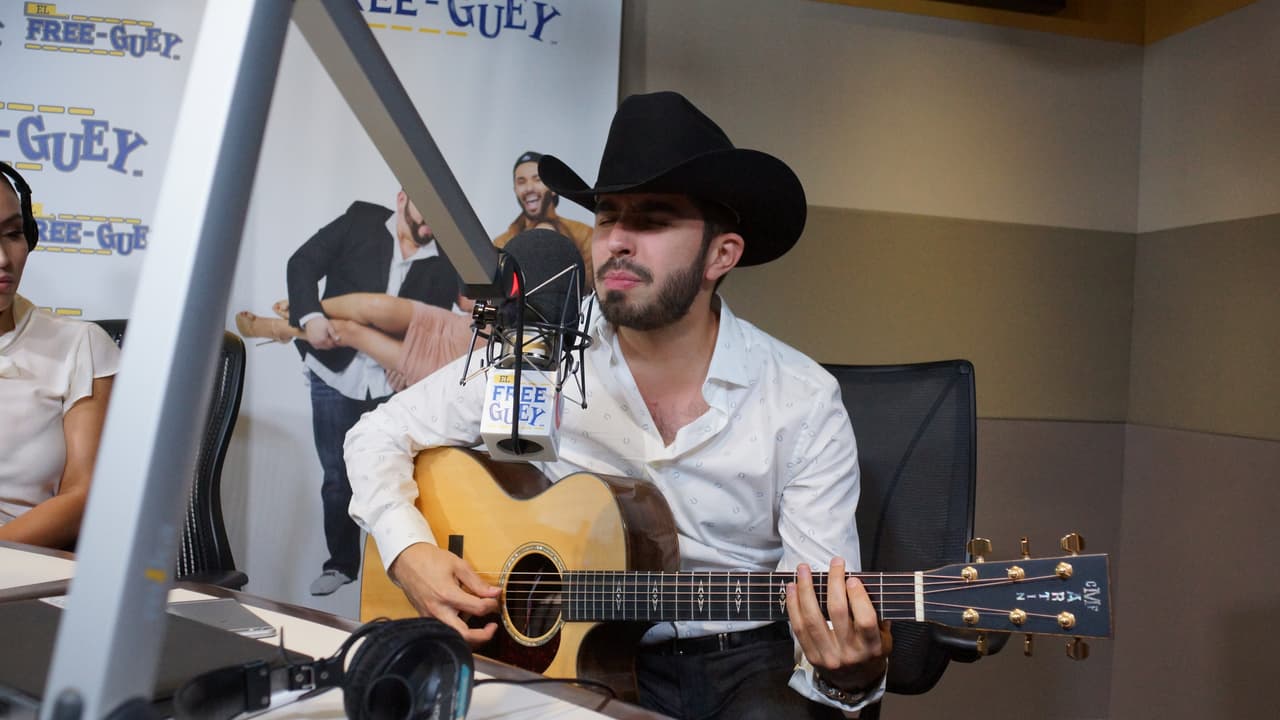 Joss Favela llegó con guitarra en mano a la cabina del Free-guey show y nos deleitó con su música.