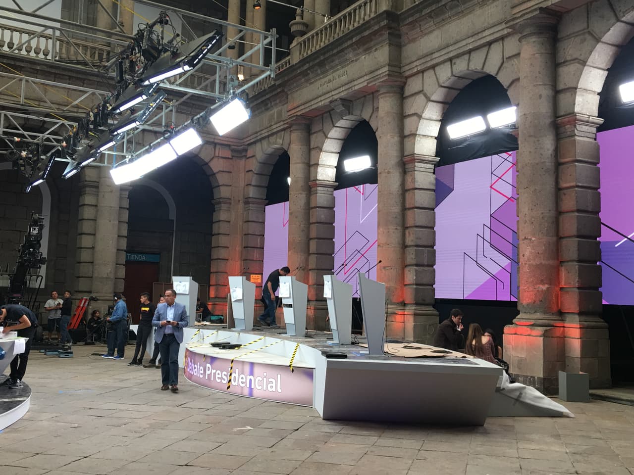 En el escenario principal fueron colocados cinco podios para cada uno de los candidatos presidenciales y detrás de ellos cinco pantallas LED.