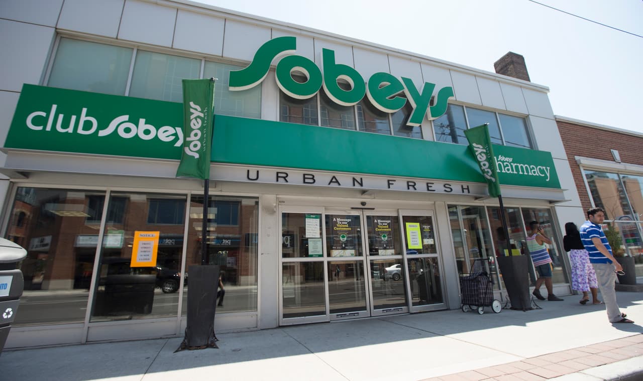 <b>Puesto 21: Los automercados (Waitrose, H-E-B y Sobey, en Reino Unido, EEUU y Canadá, respectivamente). </b>Los abastos han sido claves durante la crisis y su personal se convirtió en trabajadores "esenciales". Waitrose fue pionera en establecer horarios especiales y entregas para ancianos. H-E-B y los Sobeys aumentaron el salario y la licencia médica de los trabajadores, lo que empujó a Target y Walmart a hacer lo mismo.