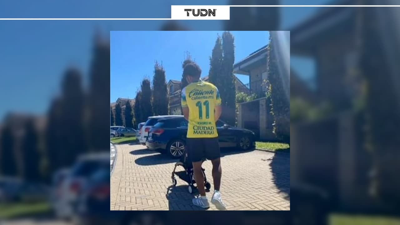 Juan Guillermo Cuadrado pasea con una playera de León en Italia