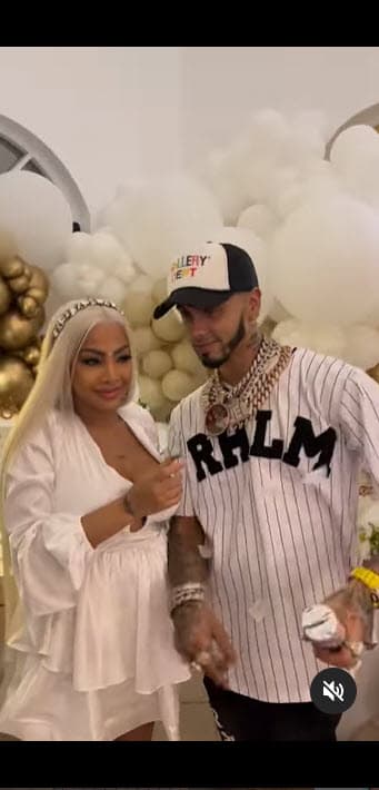 Tenía aberturas en la cintura y hombros con volumen. 
<br>