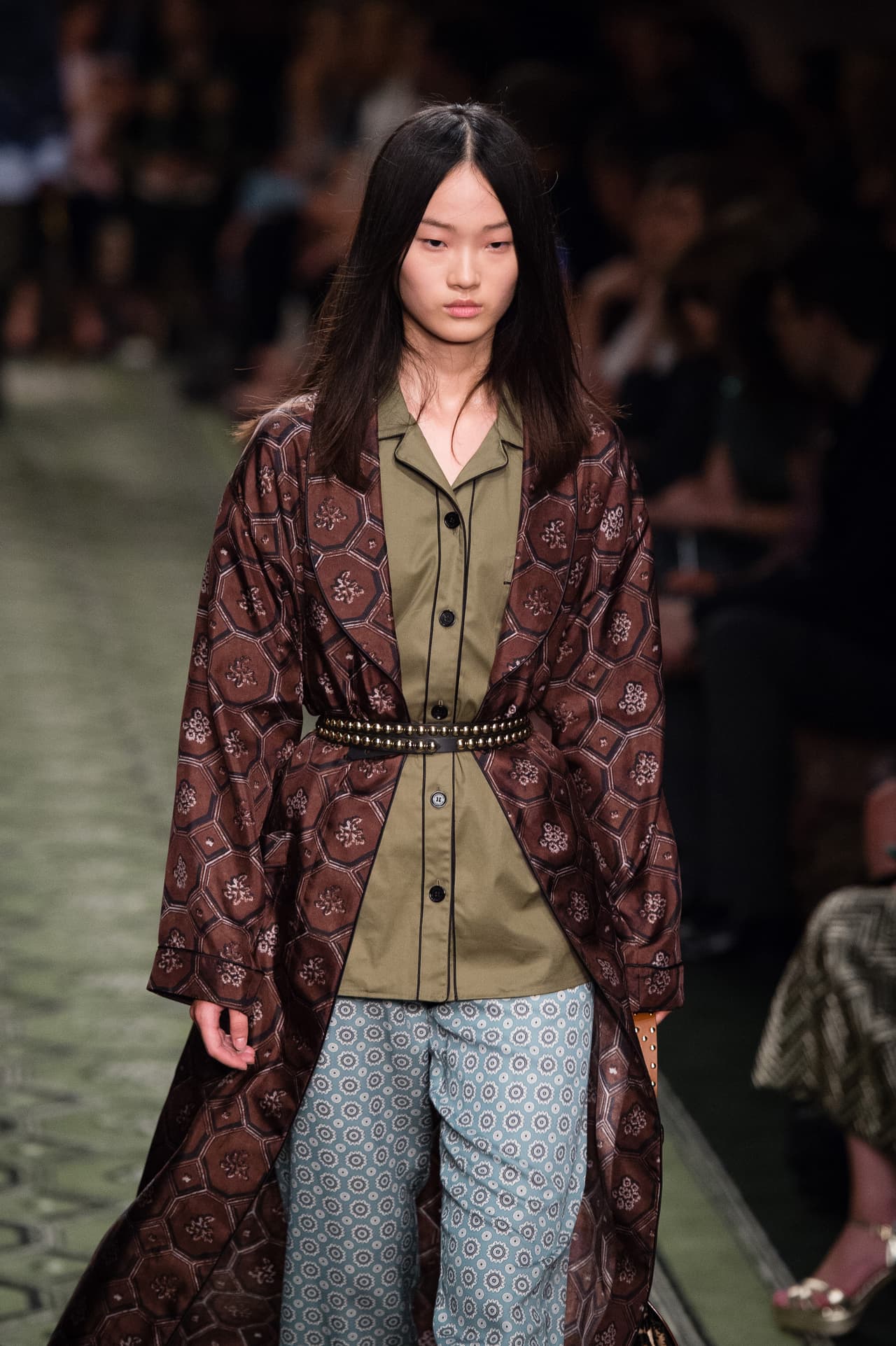 El atrevimiento no solo es una apuesta callejera, la marca inglesa Burberry hizo de las batas de seda un elemento fundamental de su colección en la que las amarró con un cinturón de taches y las usó como si se tratara de largos sacones.