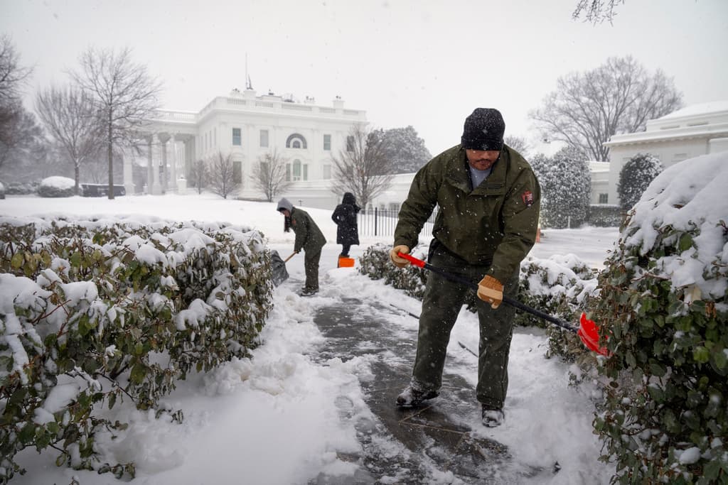 Vuelos retrasados, accidentes de auto y carreteras colapsadas: Así se vive la primera gran tormenta de nieve en el área de DC