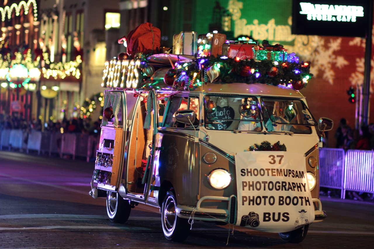 Se recomienda que los asistentes lleguen temprano para que puedan apartar un buen lugar y además disfrutar de los vendedores de comida a partir de las 4 pm.
<br>
<br>