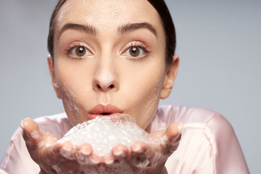 Actualmente existen diversos tipos de limpiadores faciales que pueden proporcionarte otros beneficios además de la eliminación de impurezas, restos de maquillaje, etc.