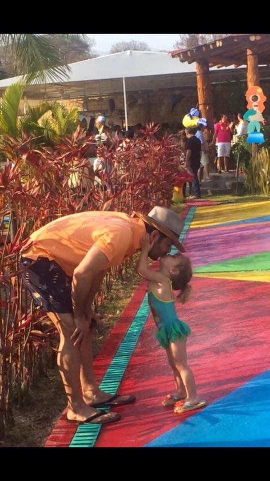 Tanto Daniela como Carolina son muy cariñosas con el también actor y pues él se deja 'apapachar'.