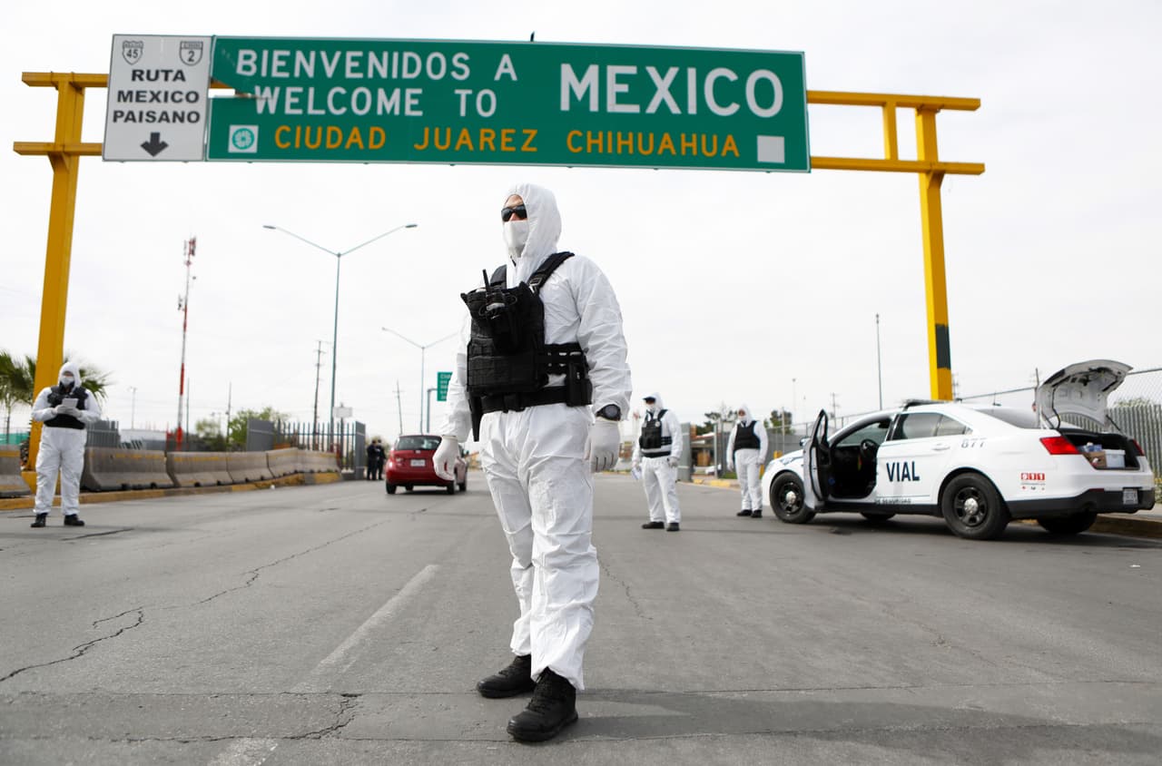 Agentes viales mexicanos reguardaban el acceso internacional a Ciudad Juárez, Chihuahua, en marzo de 2020.