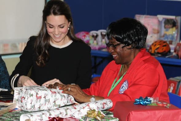 Rápido extendió los papeles decorados y cortó por todos lados para que la envoltura quedara perfecta.