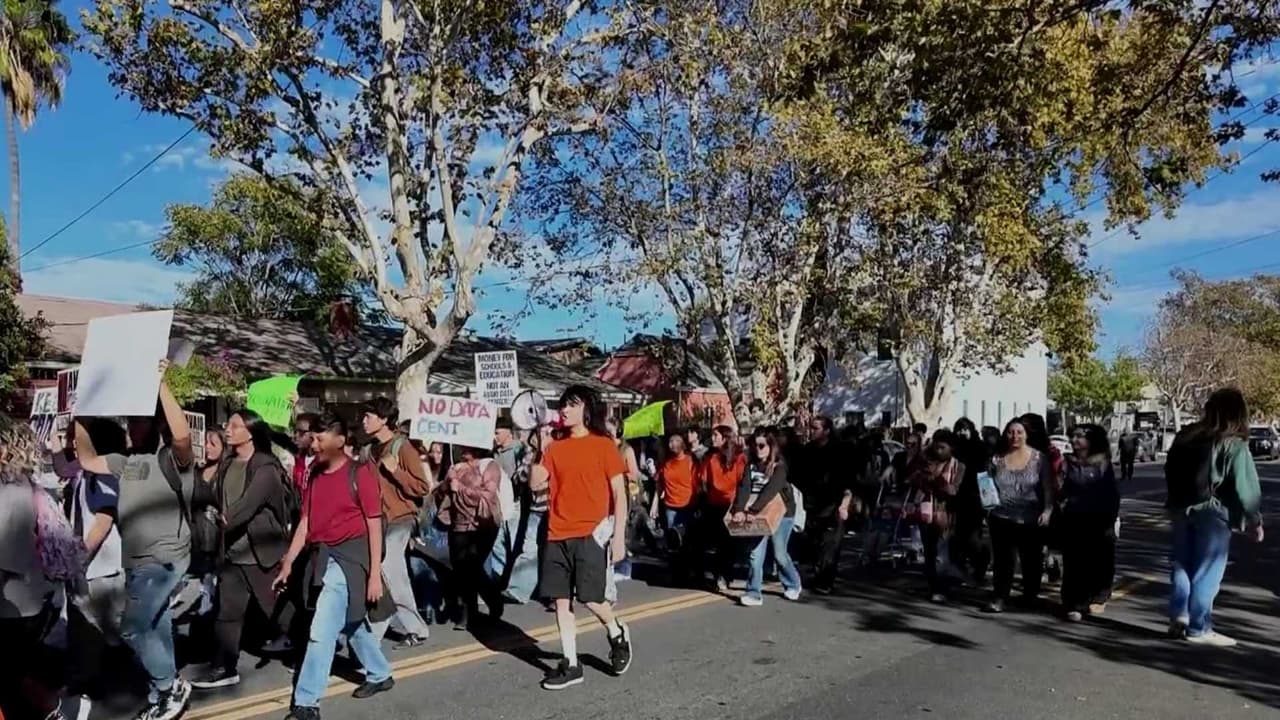 Estudiantes y familias protestan en Pittsburg contra un centro de datos por su impacto ambiental