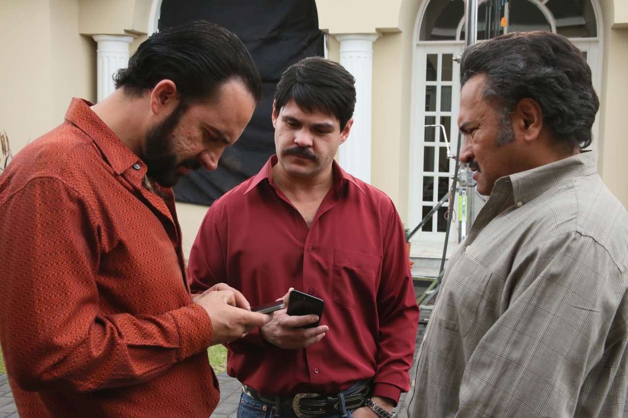 Los actores de 'El Chapo' pasan largas horas grabando pero eso no impide que se la pasen bien.