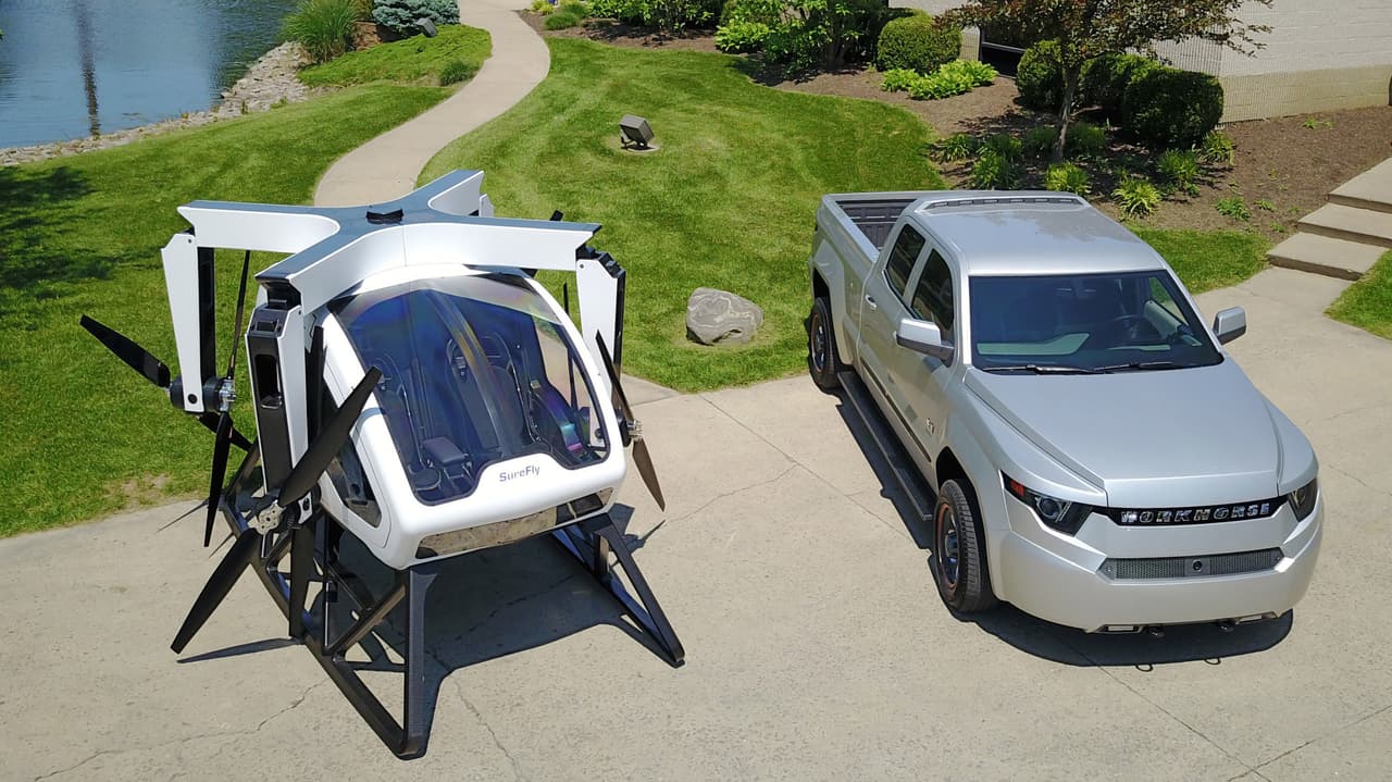 Su fuselaje y hélices son fabricadas en fibra de carbono y esta parcialmente expuesta en algunos lugares de su cabina. Sus brazos plegables permiten que el Workhorse SureFly pueda ser guardado en un estacionamiento regular.