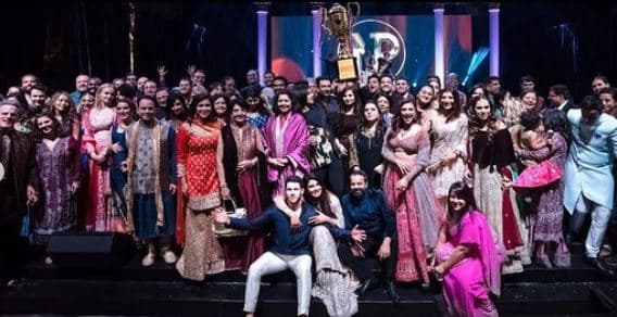 De acuerdo con información de ¡Hola! México, Nick Jonas y Priyanka Chopra contrajeron matrimonio en el hotel Umaid Bhawan Palace por medio de una ceremonia cristiana que fue oficiada por Paul Kevin Jonas, padre del novio.