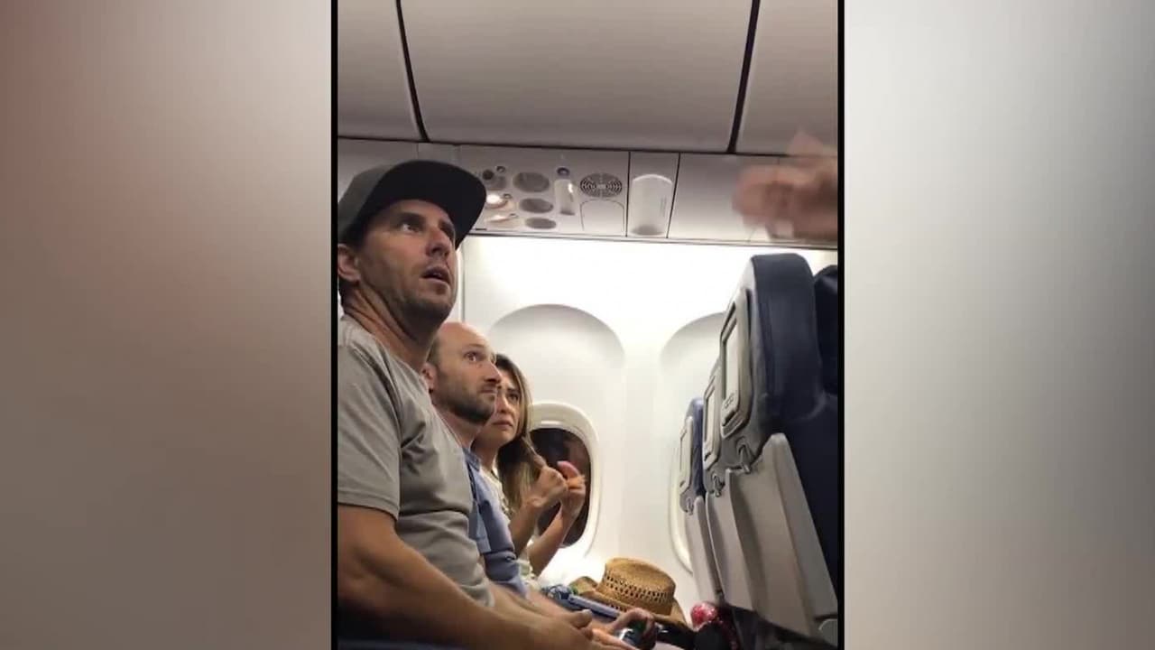 Familia denuncia que fue sacada de un avión de Delta por no ceder el asiento de su hijo de 2 años