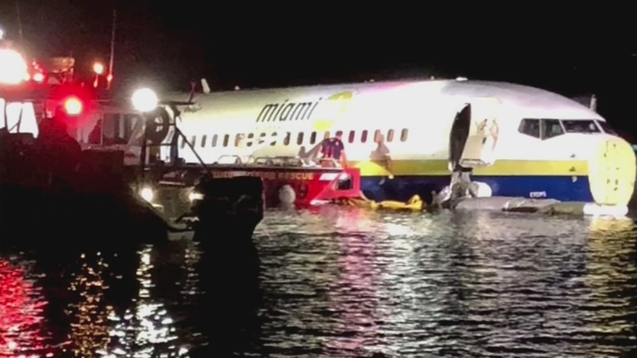 Un avión con 143 personas sale de la pista y termina en el río St. Johns cerca de Jacksonville