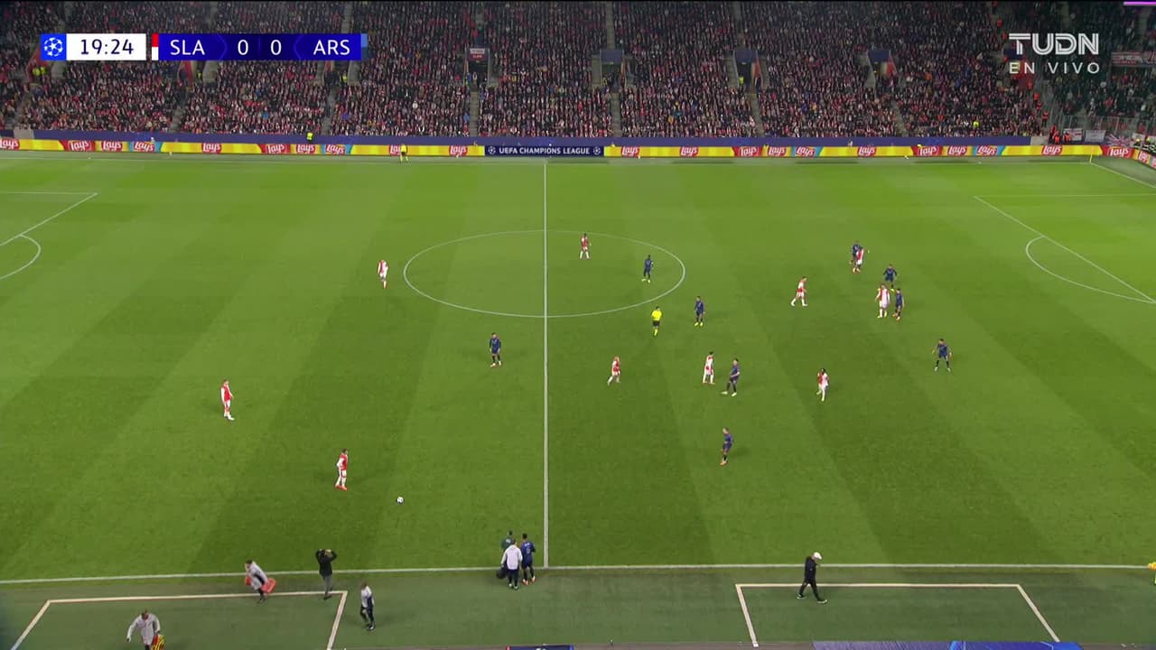 ¡TIRO ATAJADO! disparo por Bukayo Saka.