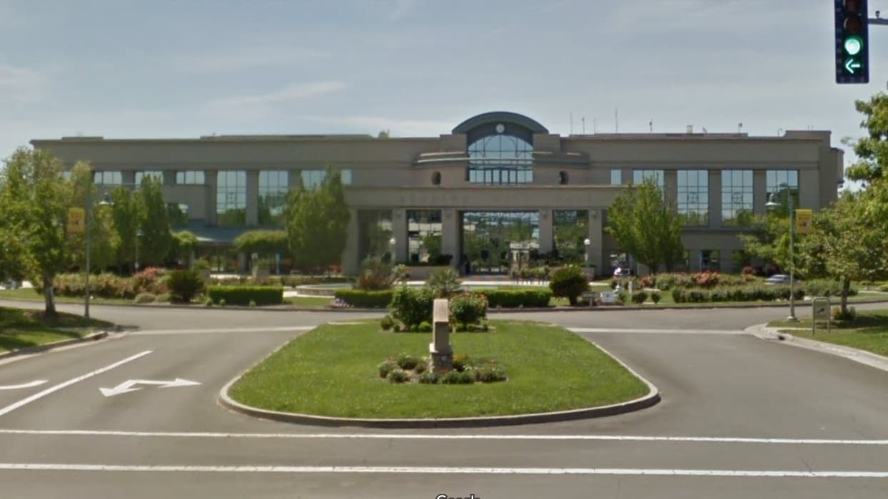 Arrestan a hombre acusado de incendiar a una mujer afuera del ayuntamiento de Redding