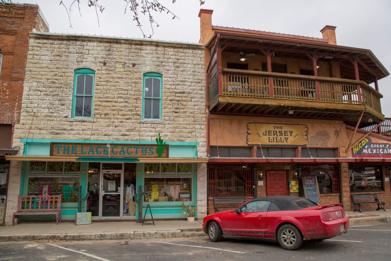Los edificios del centro de Hico, Texas, conservan su estilo arquitectónico original.