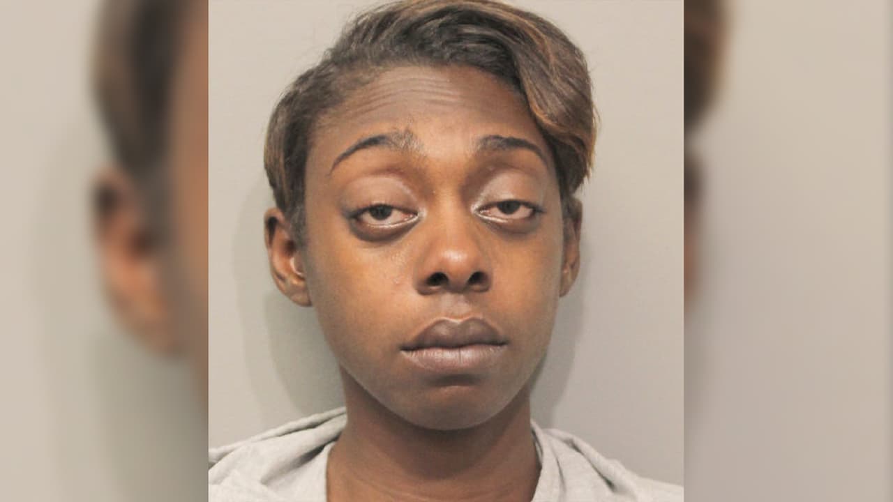 Antanesha Holland tiene 30 años y fue detenida luego de estar involucrada en un accidente automovilístico y bajo sospecha de conducir en estado de ebriedad.