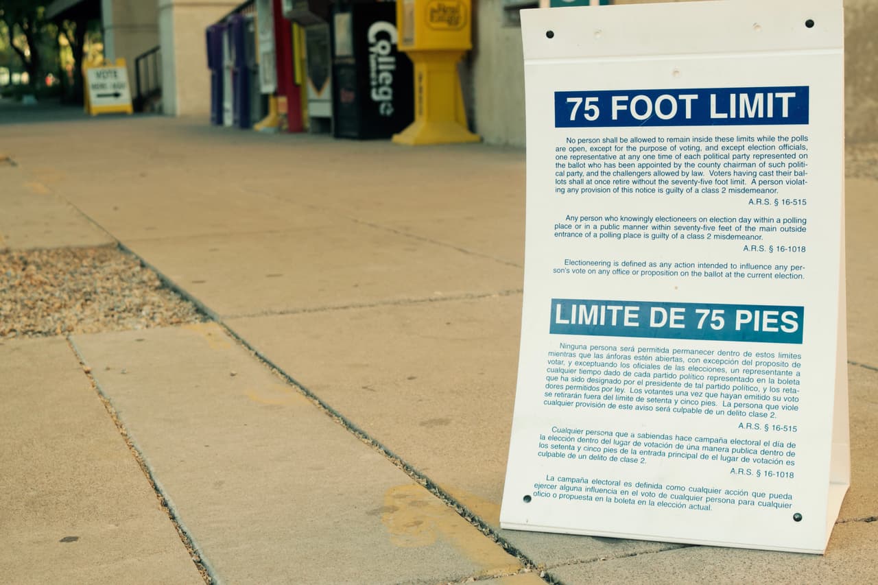Solo después de los 75 pies de distancia de los puestos de votación, es permitido entrevistar a electores, tomar fotos o hablar de política. No todas las oficinas aplican esta ley con vehemencia en Arizona. En la foto, un puesto electoral en el centro de Phoenix.