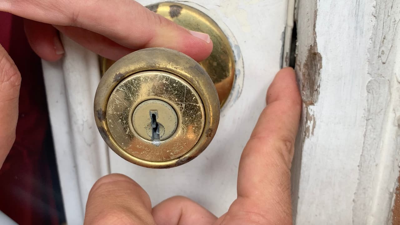 Las chapas de las puertas deben siempre de estar en buenas condiciones y bien instaladas, si ves que no funcionan bien entonces hay que reponerlas.