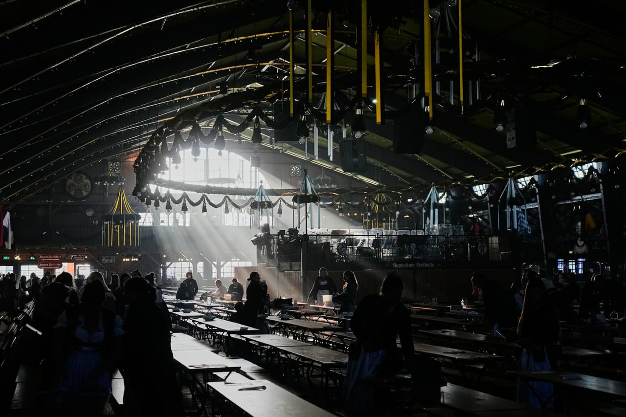 Unas camareras se preparan para la inauguración de la 191.ª edición del festival de la cerveza Oktoberfest en Múnich, Alemania, el sábado 19 de septiembre de 2026.